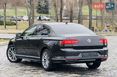 Седан Volkswagen Passat 2018 в Киеве