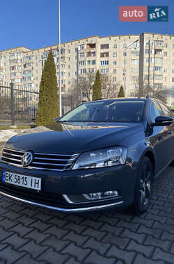 Універсал Volkswagen Passat 2012 в Рівному