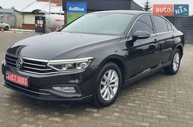 Седан Volkswagen Passat 2020 в Ужгороді