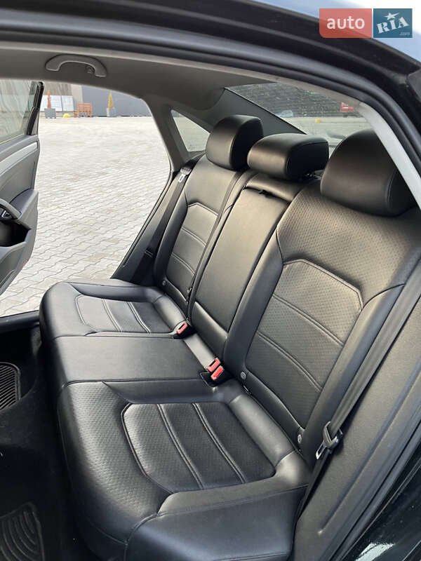 Седан Volkswagen Passat 2012 в Тернополі