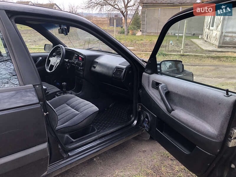 Универсал Volkswagen Passat 1992 в Клевани