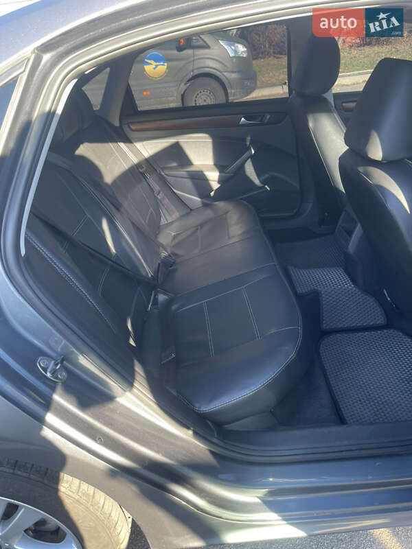 Седан Volkswagen Passat 2013 в Києві