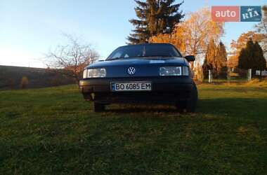 Седан Volkswagen Passat 1988 в Подгайцах