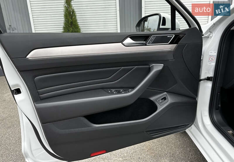 Универсал Volkswagen Passat 2019 в Киеве