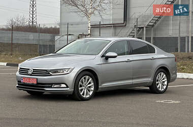 Седан Volkswagen Passat 2018 в Ровно