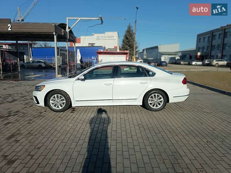Седан Volkswagen Passat 2016 в Ровно