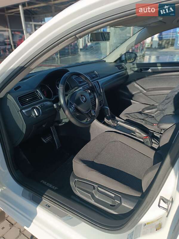 Седан Volkswagen Passat 2016 в Ровно