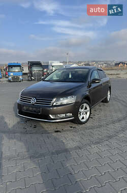 Седан Volkswagen Passat 2012 в Черновцах