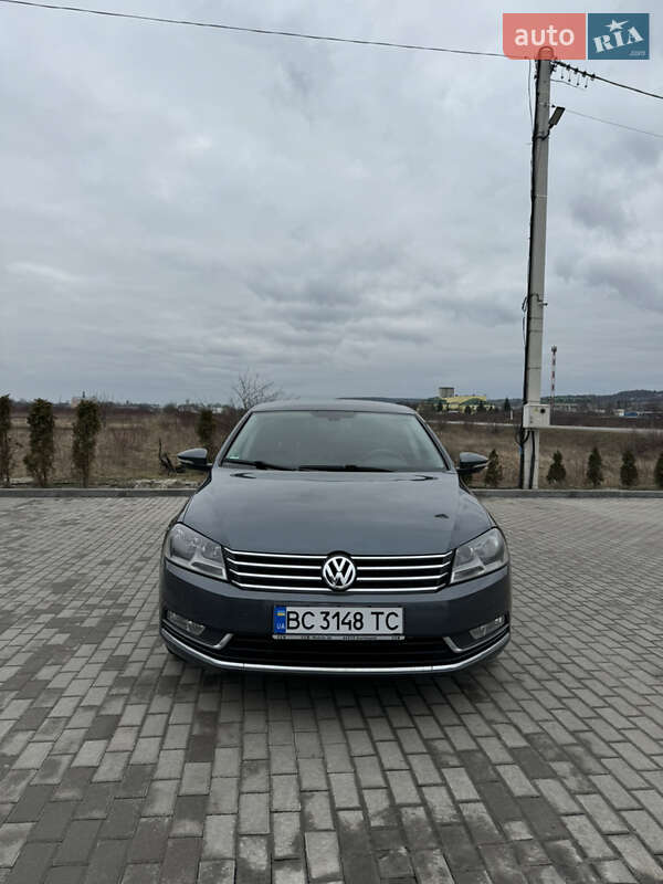 Седан Volkswagen Passat 2011 в Золочеві
