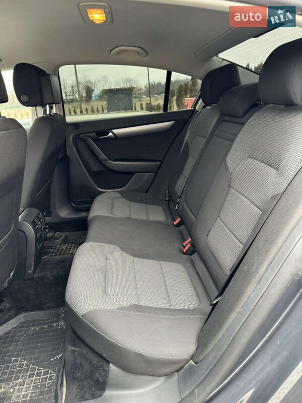 Седан Volkswagen Passat 2011 в Золочеві