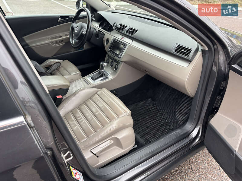 Універсал Volkswagen Passat 2009 в Житомирі