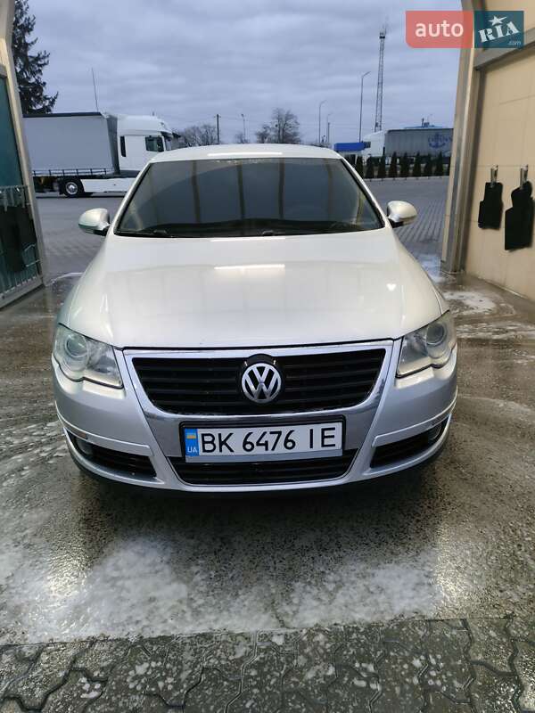 Седан Volkswagen Passat 2005 в Сарнах