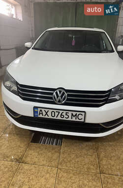 Седан Volkswagen Passat 2013 в Харкові