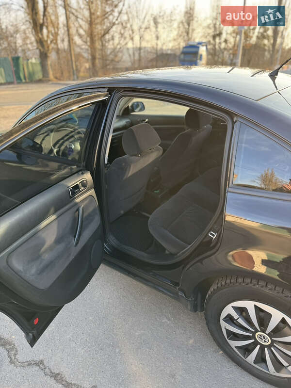 Седан Volkswagen Passat 1998 в Києві