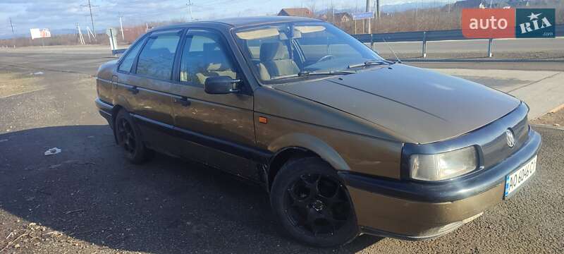 Седан Volkswagen Passat 1989 в Хусте