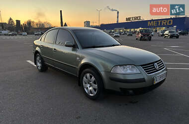 Седан Volkswagen Passat 2002 в Києві