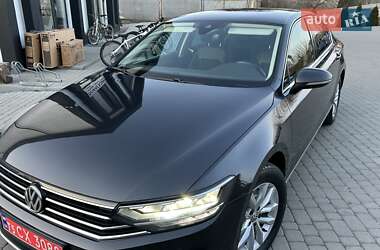 Седан Volkswagen Passat 2020 в Львове