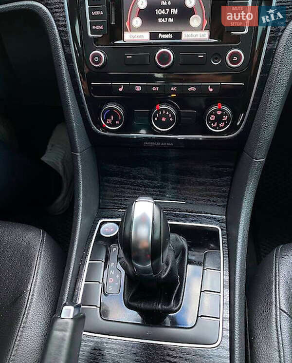 Седан Volkswagen Passat 2013 в Ивано-Франковске