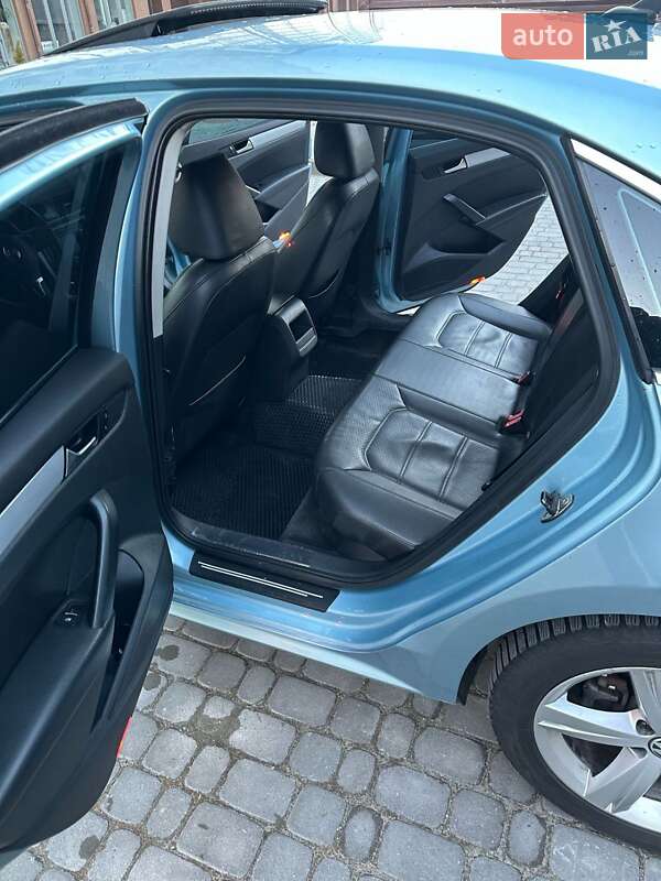 Седан Volkswagen Passat 2012 в Ивано-Франковске