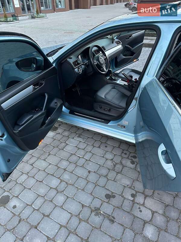 Седан Volkswagen Passat 2012 в Ивано-Франковске