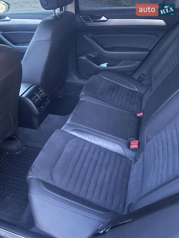 Седан Volkswagen Passat 2015 в Виноградові