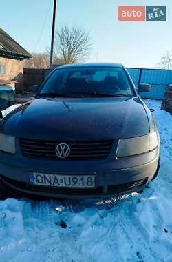 Седан Volkswagen Passat 1997 в Ромнах