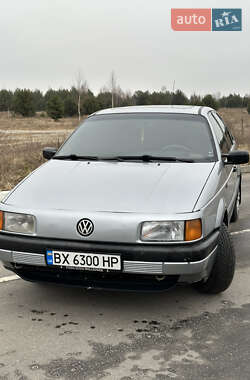 Седан Volkswagen Passat 1988 в Славуте