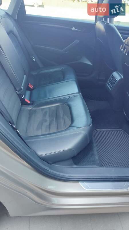 Седан Volkswagen Passat 2014 в Софиевской Борщаговке