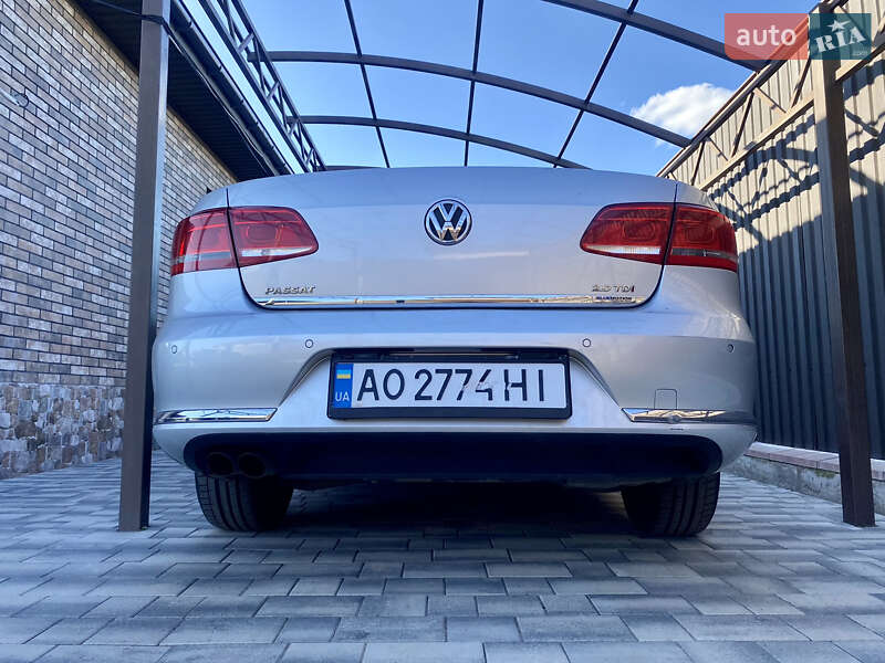Седан Volkswagen Passat 2012 в Ужгороде