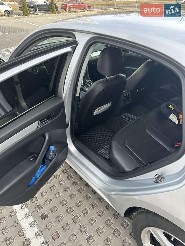 Седан Volkswagen Passat 2012 в Киеве