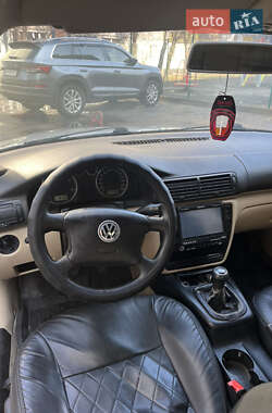 Седан Volkswagen Passat 2001 в Ромнах