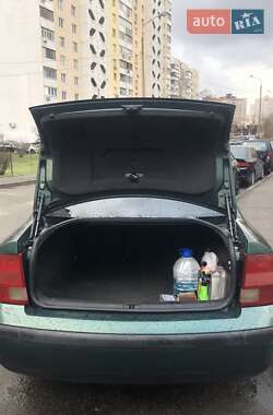 Седан Volkswagen Passat 1995 в 
