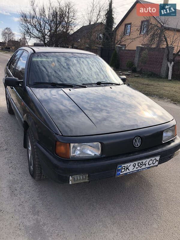 Седан Volkswagen Passat 1990 в 