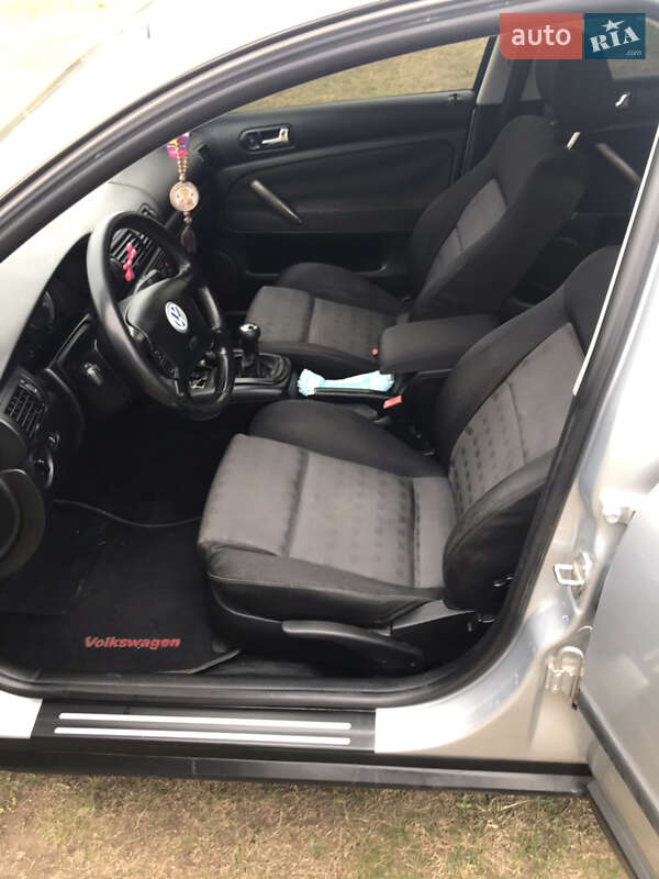Універсал Volkswagen Passat 2001 в Окнах