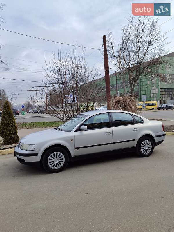 Седан Volkswagen Passat 1998 в Дніпрі