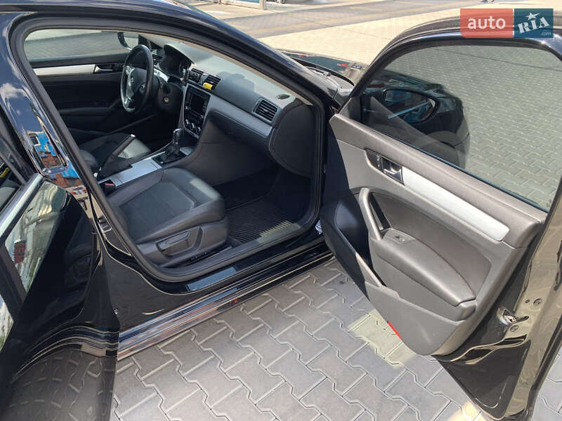 Седан Volkswagen Passat 2012 в Ровно