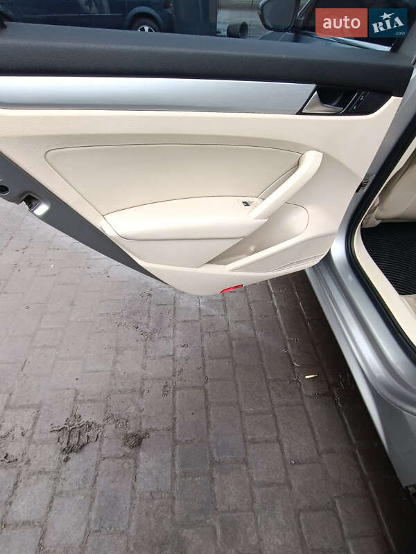 Седан Volkswagen Passat 2012 в Павлограді