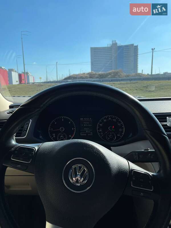 Седан Volkswagen Passat 2012 в Києві