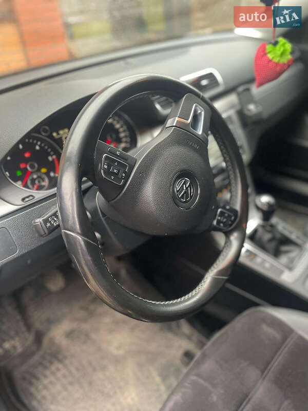 Універсал Volkswagen Passat 2013 в Луцьку