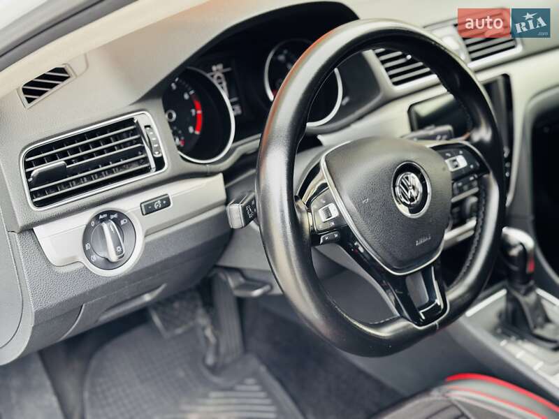 Седан Volkswagen Passat 2016 в Одессе