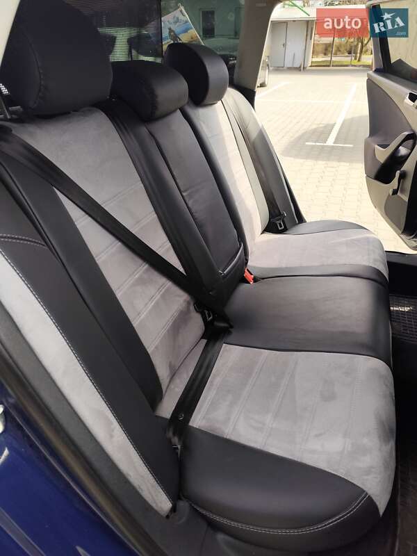 Универсал Volkswagen Passat 2006 в Староконстантинове