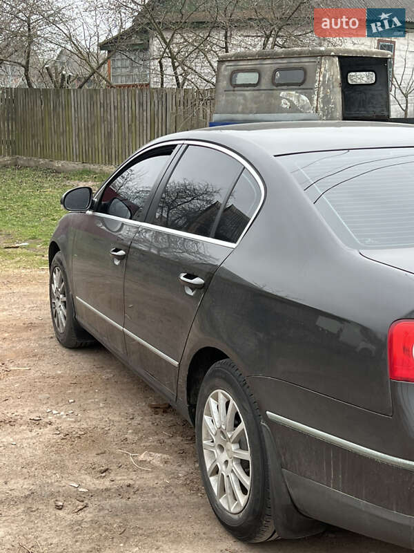 Седан Volkswagen Passat 2005 в Черняхові