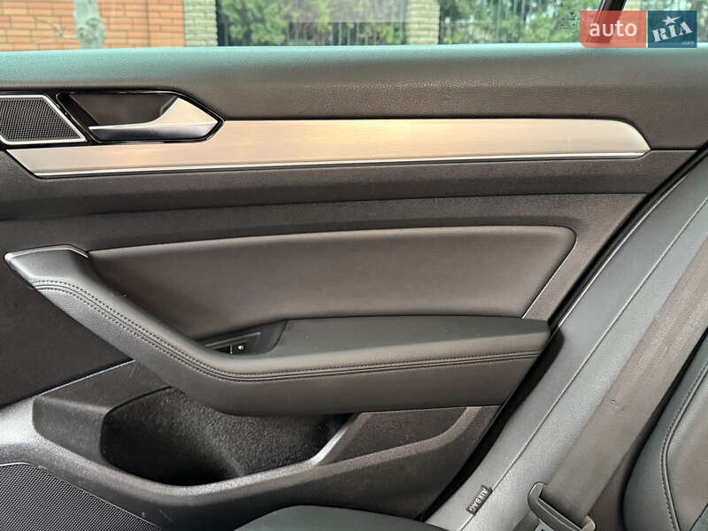 Седан Volkswagen Passat 2015 в Киеве