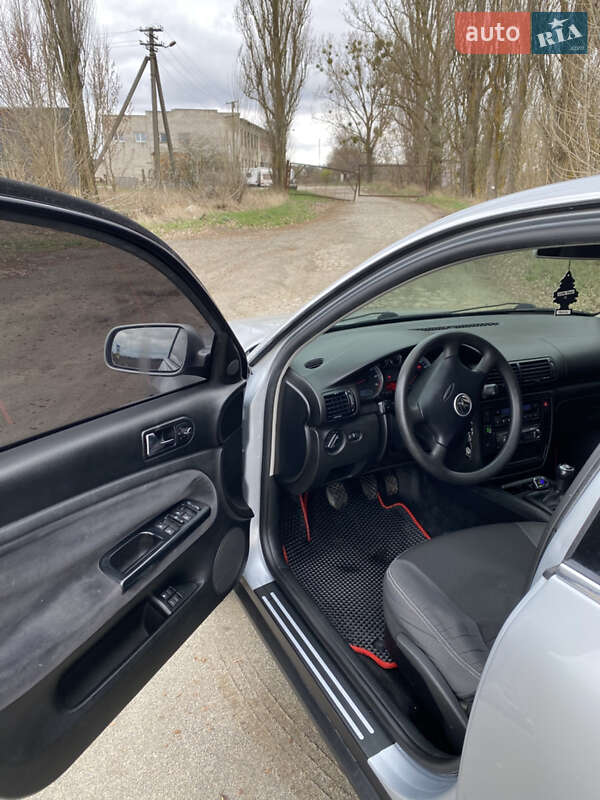 Седан Volkswagen Passat 2001 в Житомирі