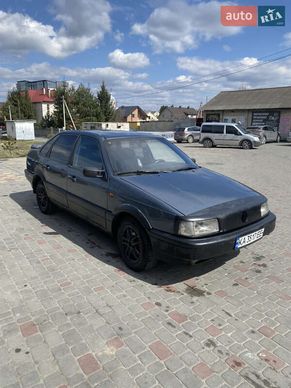 Седан Volkswagen Passat 1988 в Городке