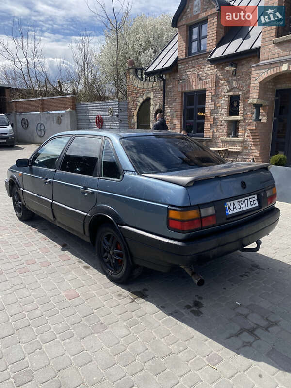 Седан Volkswagen Passat 1988 в Городке