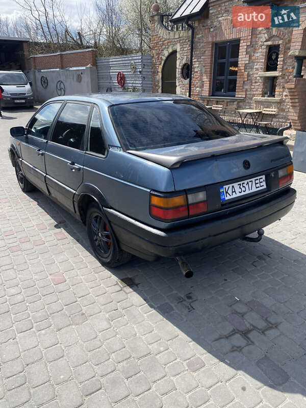 Седан Volkswagen Passat 1988 в Городке