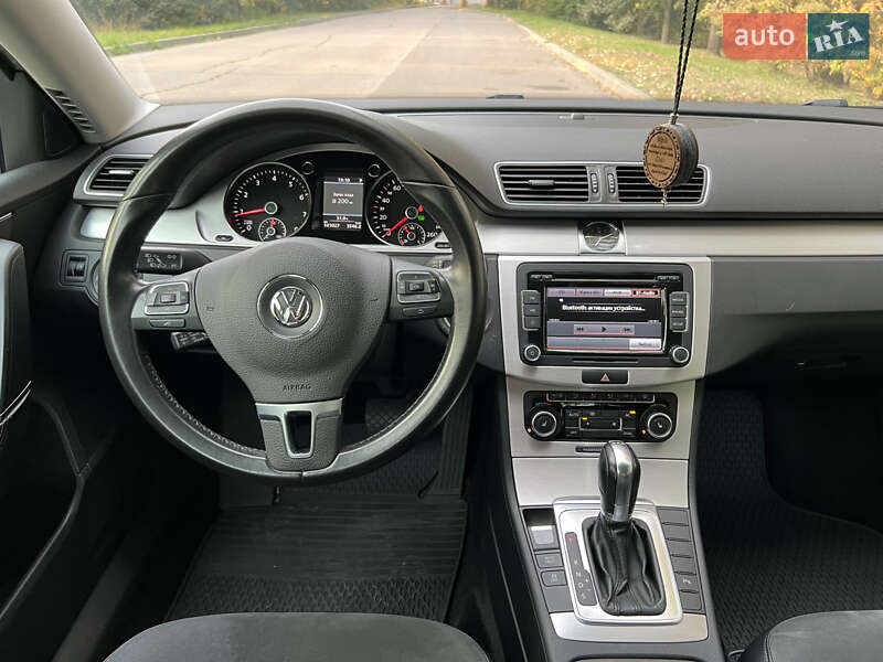 Седан Volkswagen Passat 2011 в Киеве