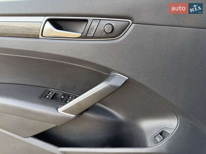 Седан Volkswagen Passat 2016 в Львове