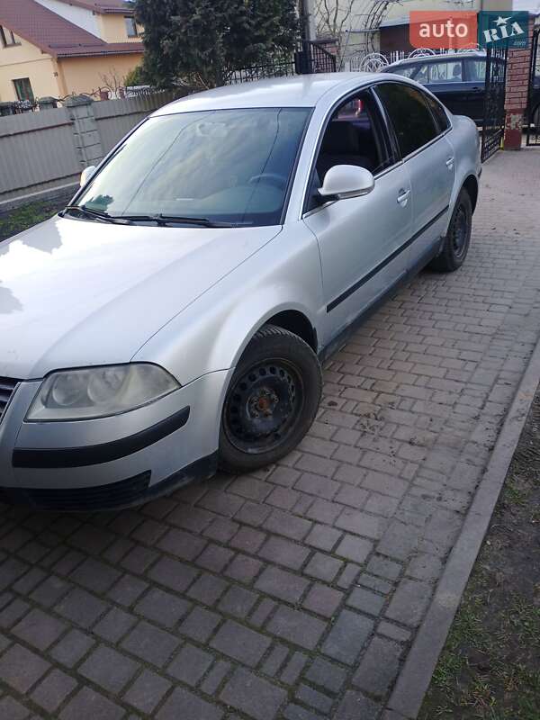 Седан Volkswagen Passat 2004 в Жовкве